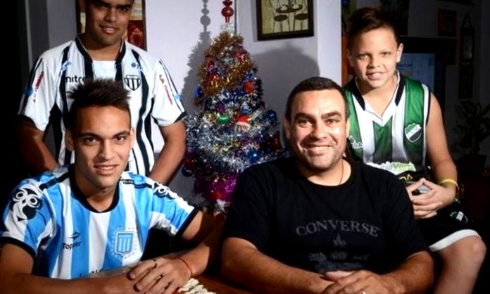 Lautaro Martínez with brothers and dad.jpg